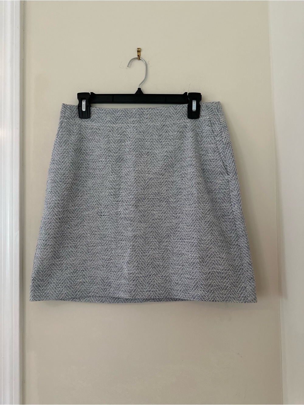 LOFT Black and White Herringbone A-Line Mini Skirt. Size 4